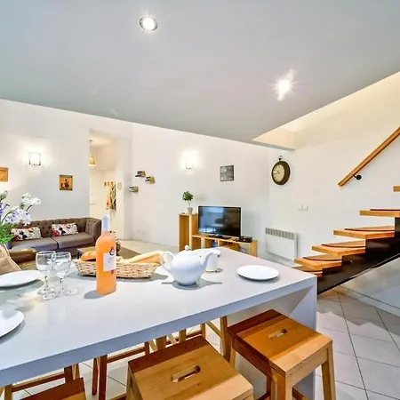 Quai Apartment