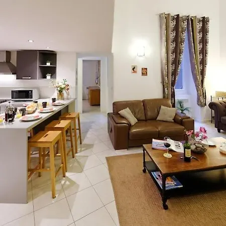 Quai Apartment *